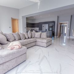 Beautiful Modern Open Plan Living With Hot Tub,,3.5 star