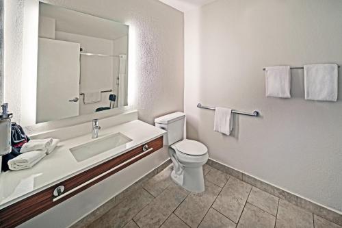 holiday inn express and suites del rio by ihg