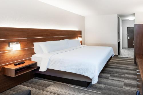 holiday inn express and suites del rio by ihg