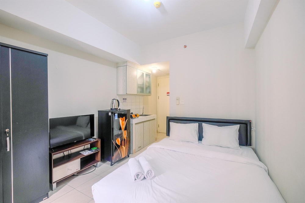 simply good studio room at springlake summarecon apartment