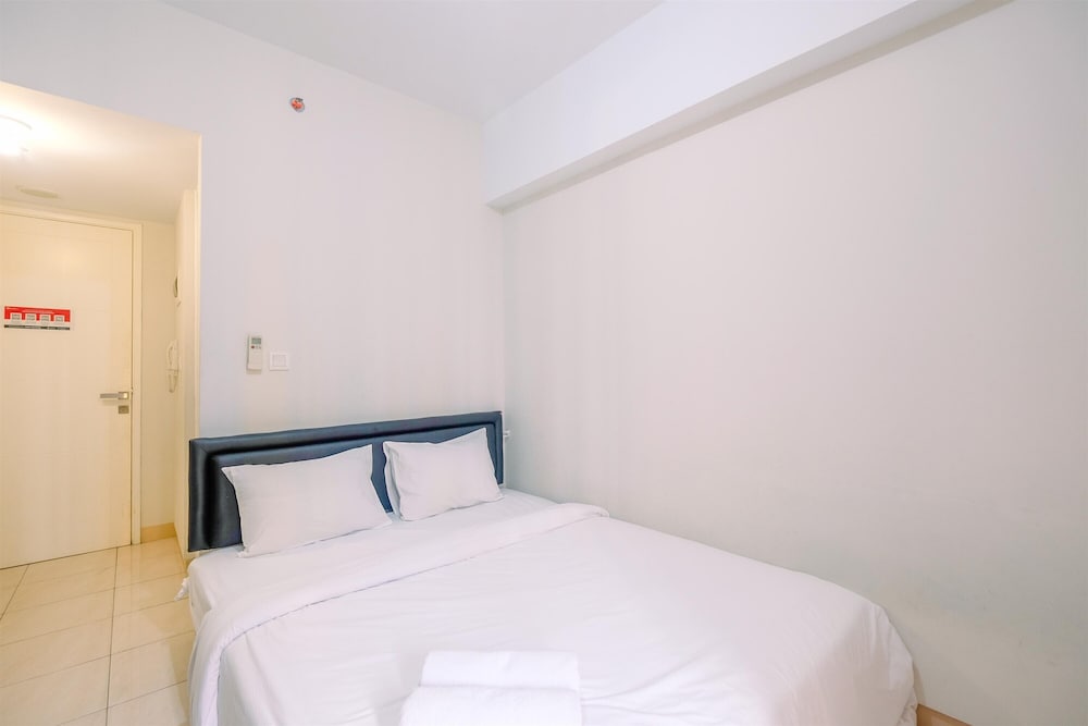 simply good studio room at springlake summarecon apartment