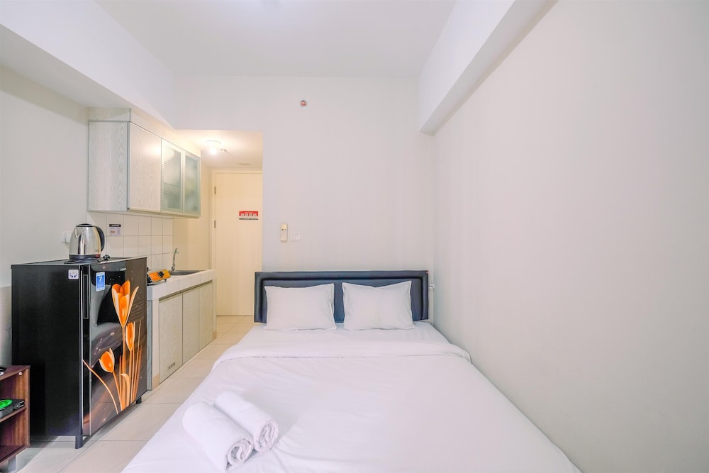 simply good studio room at springlake summarecon apartment