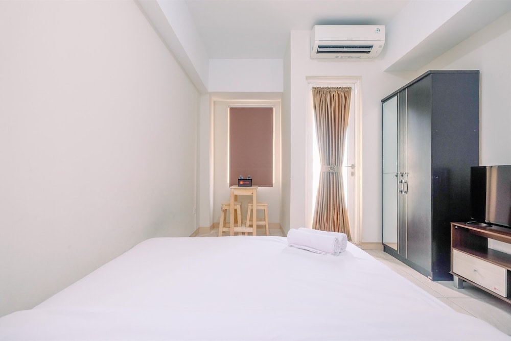 simply good studio room at springlake summarecon apartment
