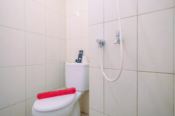 simply good studio room at springlake summarecon apartment