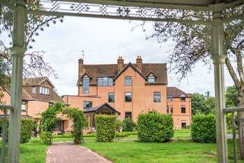 Guildford Manor Hotel & Spa,Farnborough>>Albury,4 star