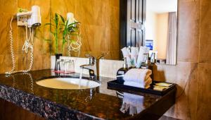 almond hotel sothearos