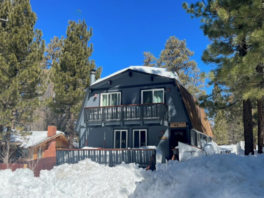 Bear Pac Hideout,40138 Hillcrest Dr,3 star