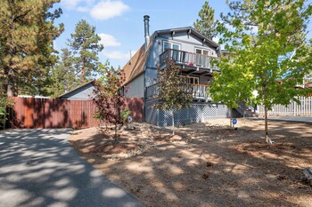 Bear Pac Hideout,40138 Hillcrest Dr,3 star