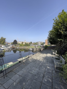 5 lockside free secure parking