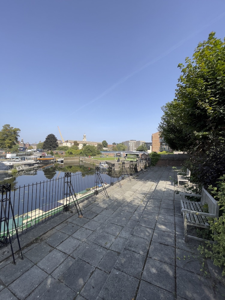 5 lockside free secure parking