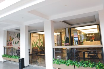lun hotel manado
