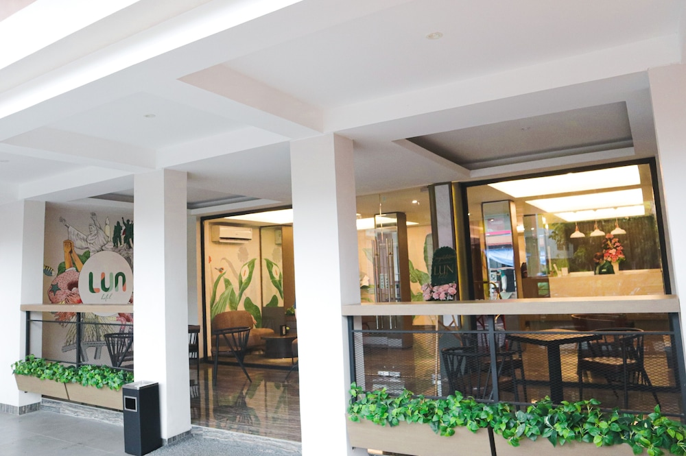 lun hotel manado