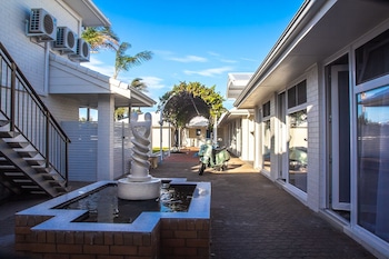 parador inn