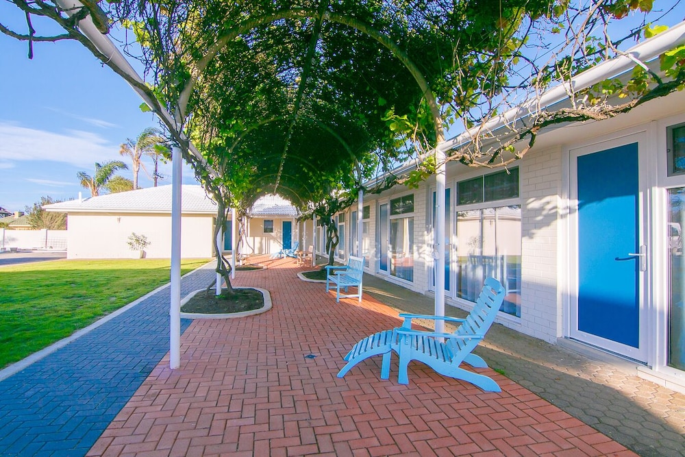 parador inn