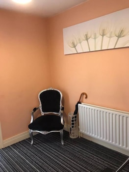 central 2 bed apartment above great derry pub