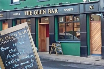 central 2 bed apartment above great derry pub