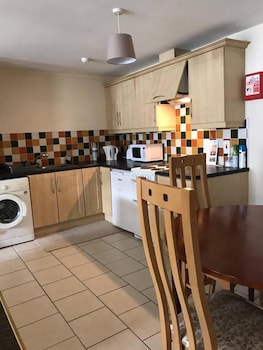 central 2 bed apartment above great derry pub