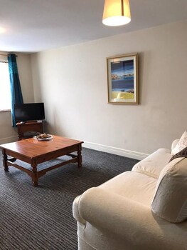 central 2 bed apartment above great derry pub
