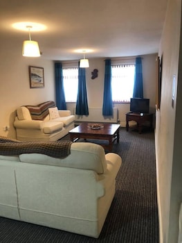 central 2 bed apartment above great derry pub