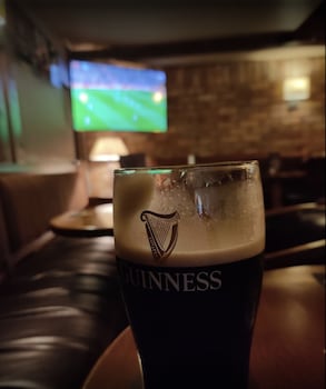 central 2 bed apartment above great derry pub