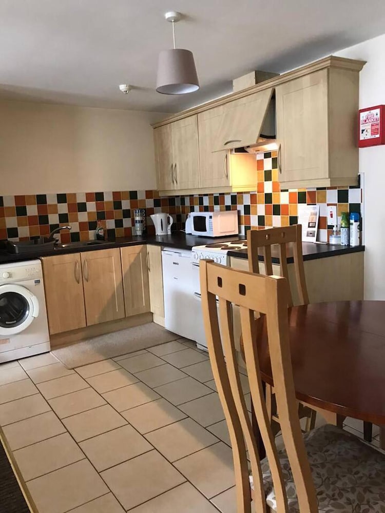 central 2 bed apartment above great derry pub