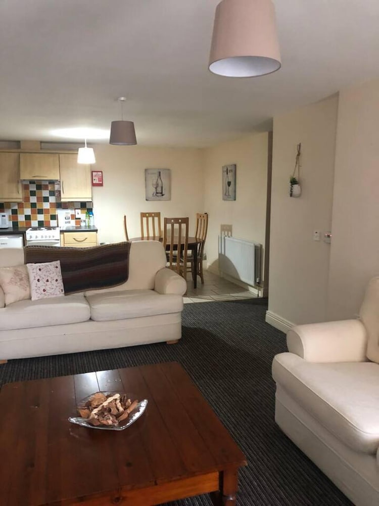central 2 bed apartment above great derry pub