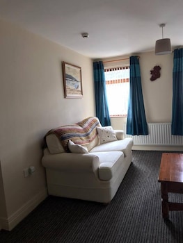 central 2 bed apartment above great derry pub