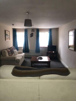 central 2 bed apartment above great derry pub