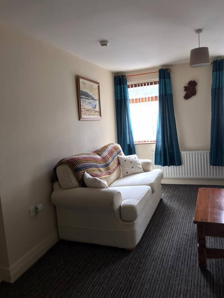 central 2 bed apartment above great derry pub