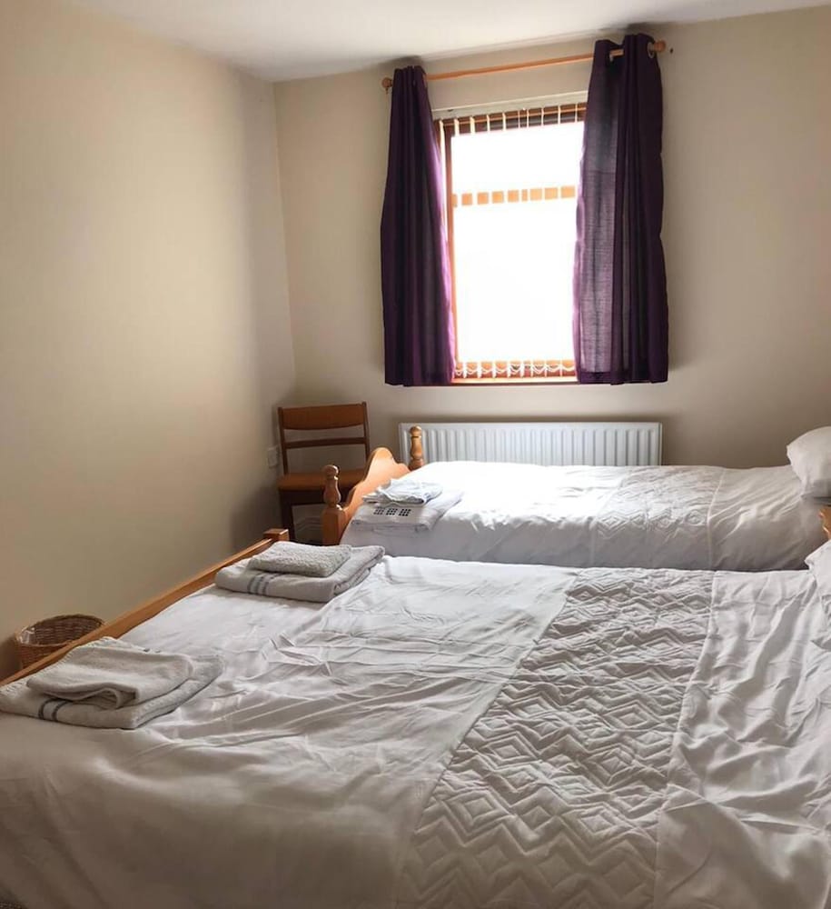 central 2 bed apartment above great derry pub