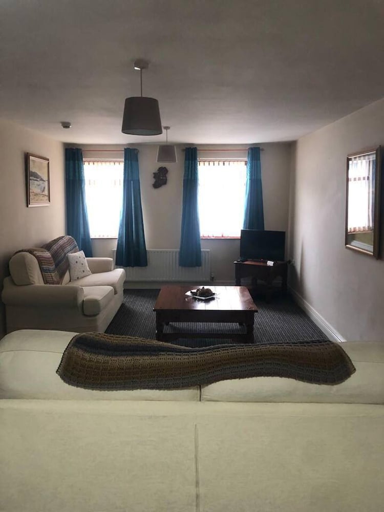 central 2 bed apartment above great derry pub