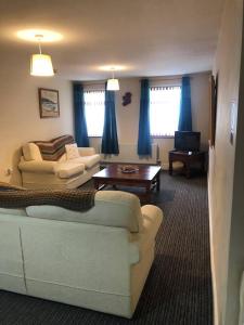 central 2 bed apartment above great derry pub