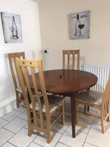 central 2 bed apartment above great derry pub