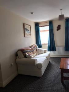 central 2 bed apartment above great derry pub