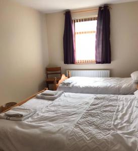 central 2 bed apartment above great derry pub