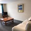 central 2 bed apartment above great derry pub