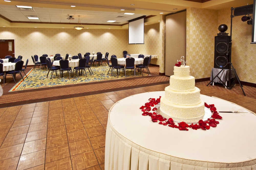 holiday inn quincy east by ihg