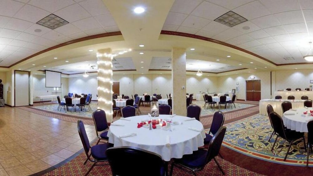 holiday inn quincy east by ihg