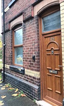 central wigan welcoming townhouse sleeps up to 6
