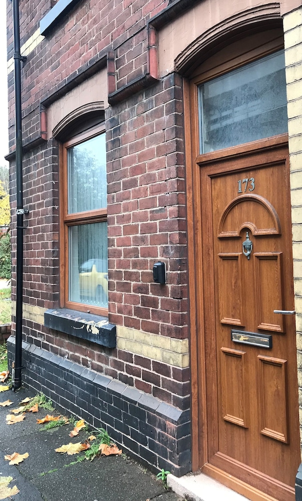 central wigan welcoming townhouse sleeps up to 6