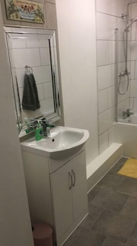 central wigan welcoming townhouse sleeps up to 6