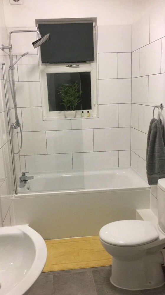 central wigan welcoming townhouse sleeps up to 6