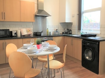central wigan welcoming townhouse sleeps up to 6