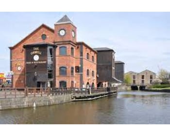 central wigan welcoming townhouse sleeps up to 6