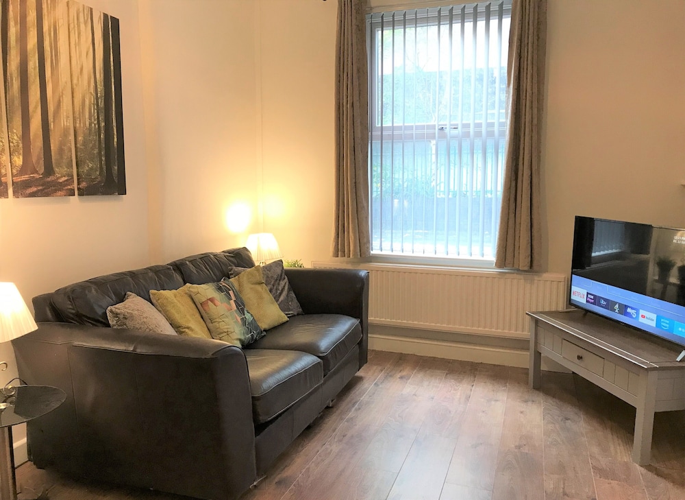 central wigan welcoming townhouse sleeps up to 6