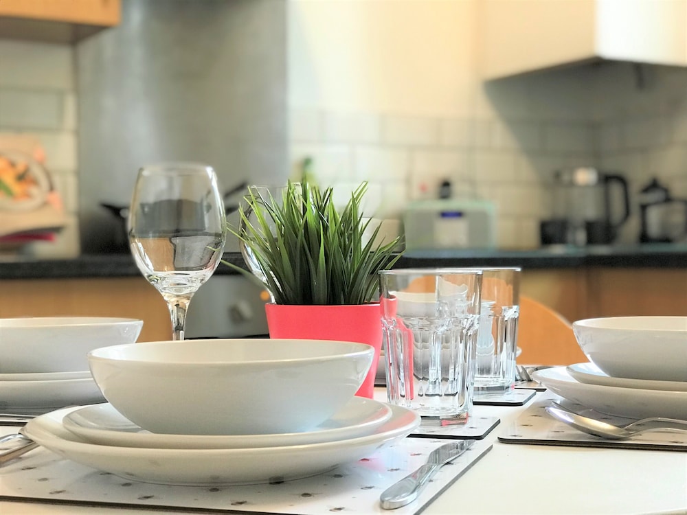 central wigan welcoming townhouse sleeps up to 6