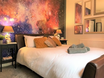 central wigan welcoming townhouse sleeps up to 6