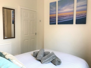central wigan welcoming townhouse sleeps up to 6