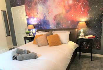 central wigan welcoming townhouse sleeps up to 6