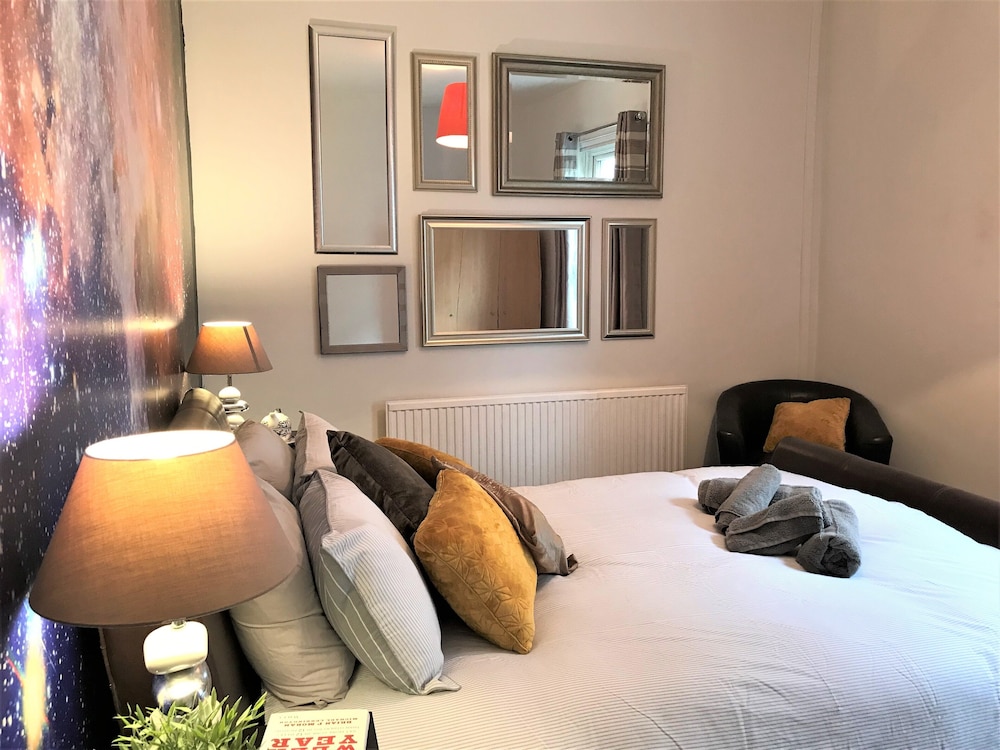 central wigan welcoming townhouse sleeps up to 6